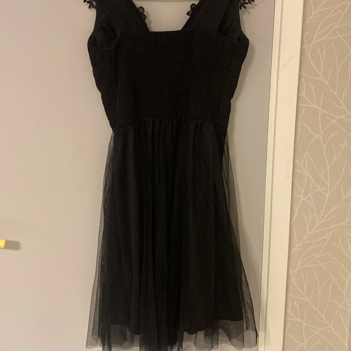 Svart kort klänning med spetsdetaljer - 4