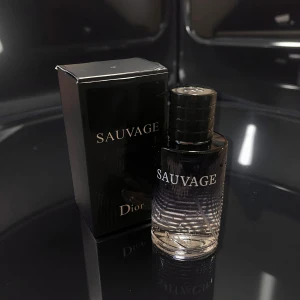 Dior Sauvage 100ml EdT - Dior Sauvage 100ml – en ikonisk parfym med stilren design. Perfekt för dig som vill sticka ut och ge ett starkt intryck. Volym: 100 ml. Snygg flaska och originalkartong ingår. Använd ett få par gånger.:)