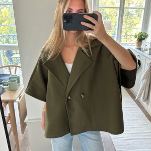 Grön cape kappa - Så fin cape men i lite tjockare material nu till hösten! Väldigt varm med typ en stickad under🩷