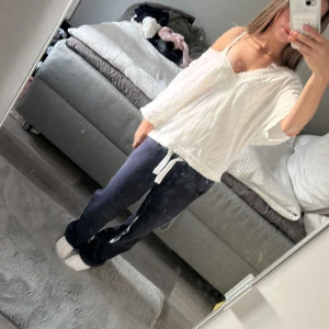 Vit blus med spets från KappAhl XS - Säljer en söt vit blus från KappAhl i storlek XS. Blusen har v-ringning, fina spetsdetaljer längs kanterna och ärmarna samt en avslappnad passform. Den är kortärmad och har en omlottkänsla framtill 💗