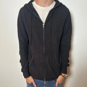 John Henric Kashmir zip | S - Mörkgrå John Henric zip | 100% Kashmir | mycket fint skick förutom ett litet lagat hål under luvan | modellen på bilden är ca 180 cm | vid frågor hör då av dig 🙌