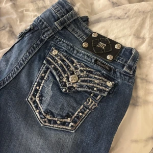 Miss Me jeans - Säljer jättefina Miss Me jeans, lågmidjade, då de är lite för korta i benen för mig. Inte mycket använda så väldigt fint skick. Storlek 27/30. Innerbenslängd 76cm.