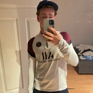 PSG tröja - Snygg PSG långärmad träningströja från Jordan med halv dragkedja. Väligt fin och passar till det mesta. Skicket är 8/9-10 lite nopprig. Passar bäst t S men XS funkar lika bra.