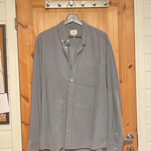 Manchester skjorta från H&M - En fin turkosaktig blå manchester skjorta i storlek L. Skjortan är använt ett fåtal gånger.