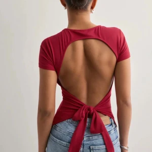 Röd topp med öppen rygg och knyt - helt ny topp från nelly med prislappen fortfarande på i storlek xxs!