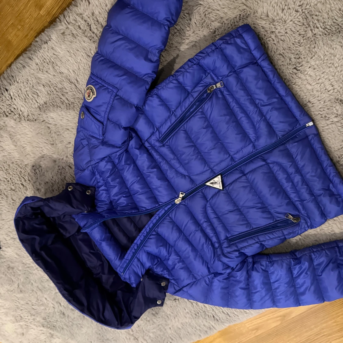 Blå Moncler dunjacka med huva - 1