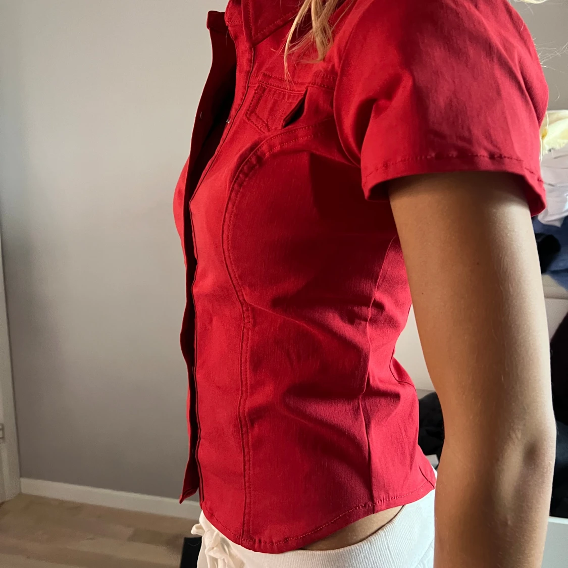 Röd kortärmad skjorta med knappar - 2