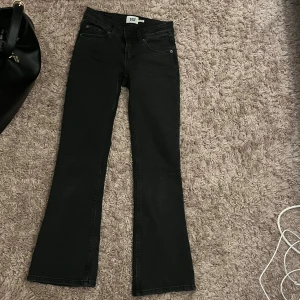 Svarta bootcut jeans - Svarta jeans från lager 157 i modellen Low Boot, storlek XXS och ”short”. Vanliga fickor.  Aldrig använda!
