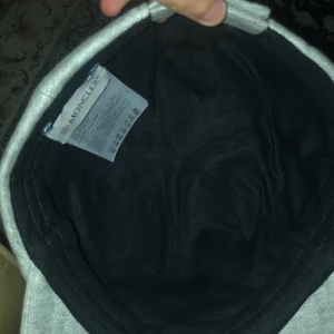 Moncler baseball catton cap - En riktigt skön, fräsch och bekväm Moncler keps till salu skriv gärna vid frågor och intresse 