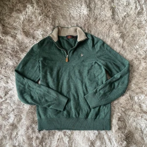 Morris zip merinoull  - Grön Morris zip 100% merinoull. Skick 8/10. Strl L men krympt ner till S/XS den passar mig men är liten som 180cm