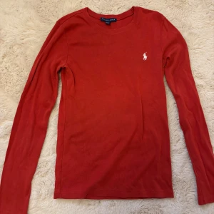 Röd tröja från Ralph Lauren - Röd långärmad tröja från Ralph Lauren i mycket fint skick!❤️ säljer då jag inte använder den längre💞