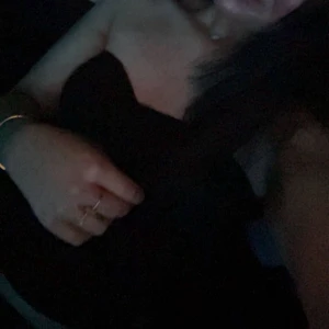 Svart axelbandslös topp - Säljer en svart axelbandslös topp med snygg, figurnära passform. Perfekt för dig som gillar en stilren och elegant look. Toppen har en enkel design utan synliga detaljer och passar dig som vill ha något klassiskt och tidlöst. 