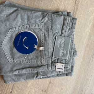 Jacob Cohën 688 – Helt nya - Storlek: 31 Modell: 688 Färg: Grå rutig Skick: Mycket bra