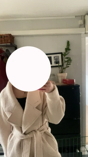 Ljus beige kappa - En lite längre beige kappa från selected femme storlek 34! Den går typ till mitten av låren. 