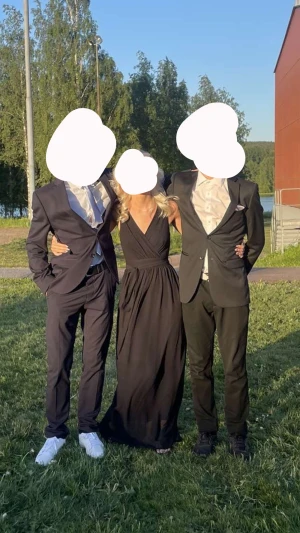 Svart balklänning med band runt midjan  - Använd vid 1 tillfällen, inga anmärkningar. Nypris var 250kr💓