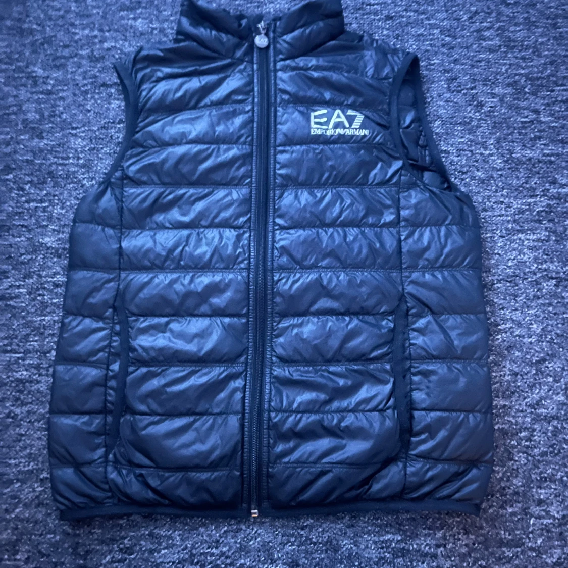 Svart dunväst från EA7 Emporio Armani