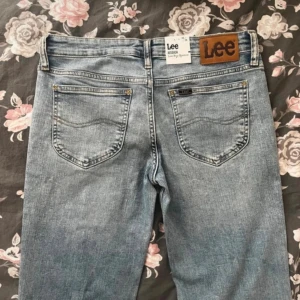 Lee jeans - Ljusblå low rise bootcut jeans från Lee, helt nya och oanvända köpta på Zalando i storlek 29x29