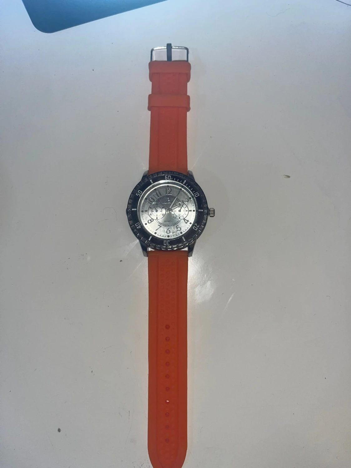 Klocka med orange armband