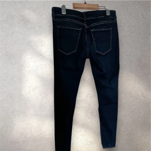 Replay mörkblå skinny jeans - Snygga mörkblå jeans från Replay med skinny passform  och  kontrastsömmar. Klassisk femficksmodell, låg midja och guldfärgad knapp framtill. #replay #jeans