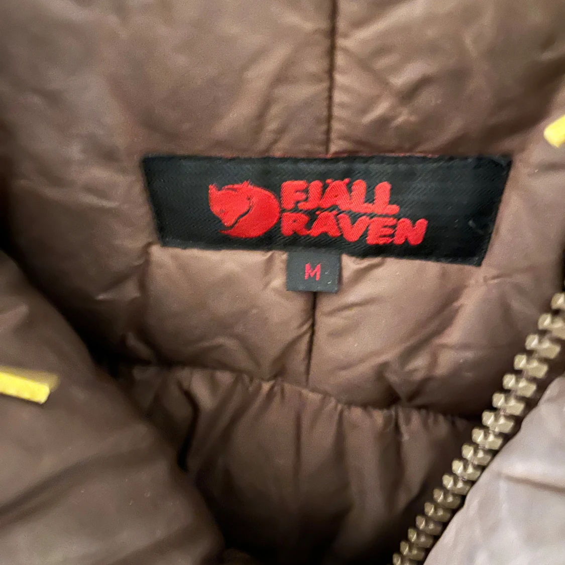 Brun pufferjacka från Fjällräven M - 1