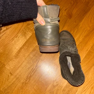 Gröna inukii skor - Säljer ett par gröna Inuikii skor i storlek 39. Väldigt bra skick och säljer pga att de är för stora för mig. Kan tänka mig byta mot 38 eller 37 men säljer helst!