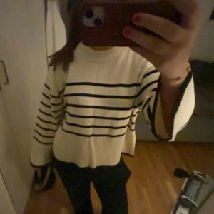 Stickad randig tröja  - Stickad randig tröja med fina detaljer knappt använd 🩷🩷🩷