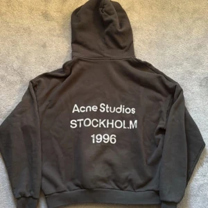 Acnestudios hoodie S - Säljer en hoodie från acnestudios i storlek S, kommer med kvitto, bra skick ändå inga fläckar eller skador, skriv vid någon fundering🙌