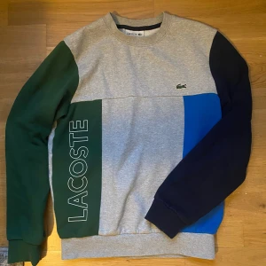 Lacoste tröja  - Tröjan är nyskick, använd bara ett fåtal gånger, inga fläckar eller hål. Storlek Xs