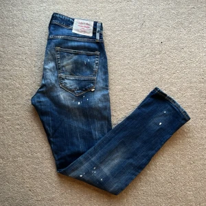 Jack&Jones jeans med feta slitningar  - Tja! Säljer detta snygga par jeans från Jack&Jones!| Modell: Glenn(Slim)| Mycket gott skick!| Pris alltid diskuterbart!| Kontakta mig vid minsta fråga!| //Nils