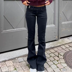 Svarta lågmidjade jeans - Svarta jeans från Gina tricot, använd fåtal gånger men som nya💕