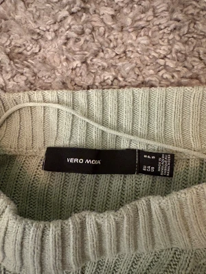 Ljusgrön stickad tröja - En ljusgrön stickad tröja från Vero Moda i st S, knappt använd alls