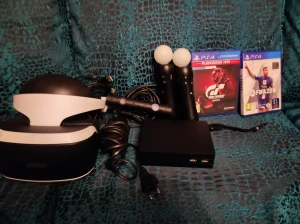 PlayStation VR med Move Controllers och PS4-spel - Komplett PlayStation VR-headset med två Move-kontroller, processor-enhet och kablar. Inkluderar PS4-spelen Gran Turismo Sport och FIFA 23. Allt i gott skick, inga synliga defekter eller större slitage. Perfekt för VR-upplevelser och spel.