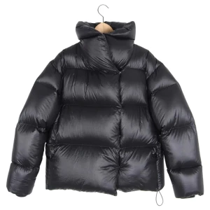 Svart pufferjacka - Söker !! Matt med dragkedja eller knappar