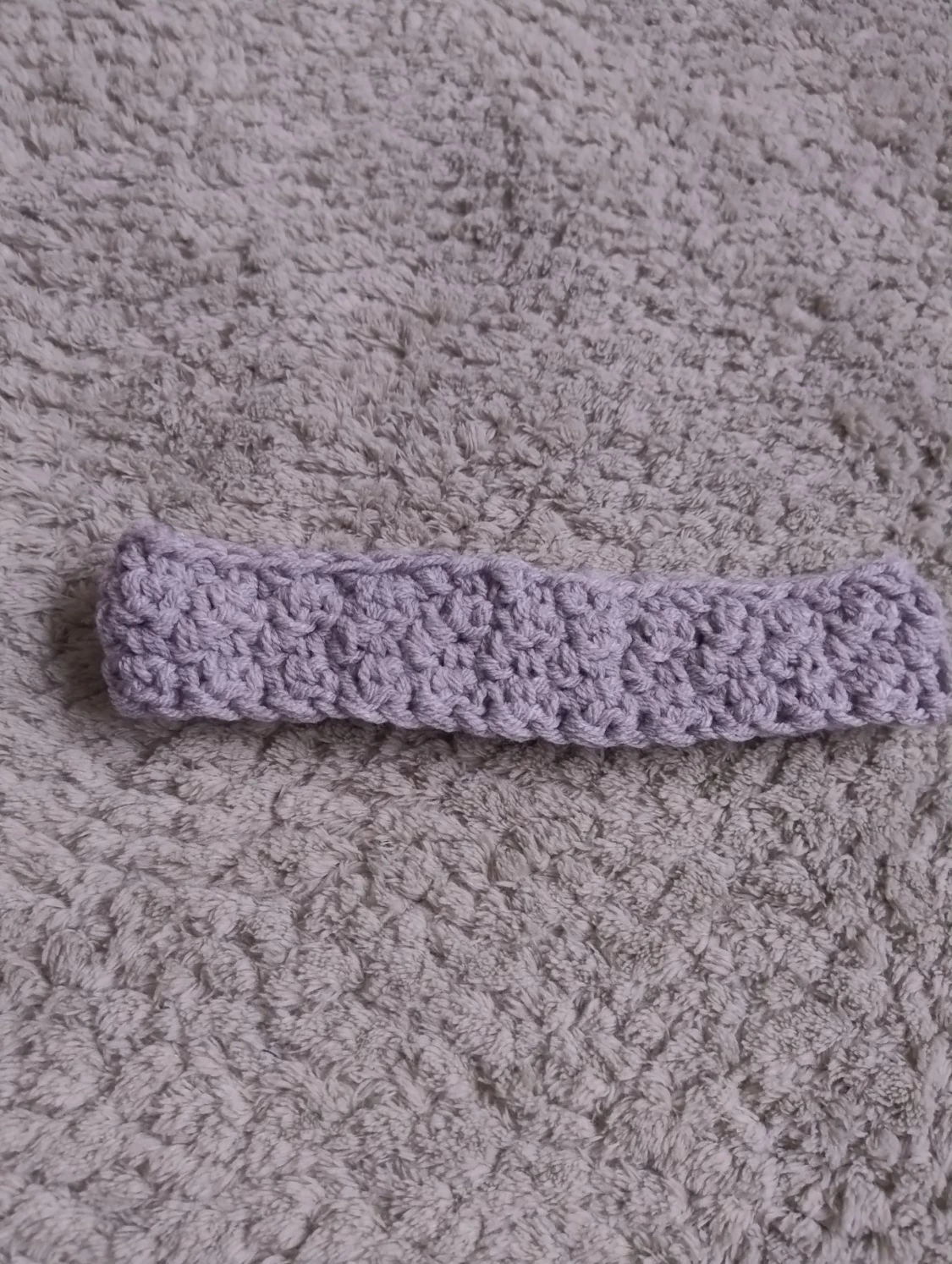 Handgjort virkat hårband i  grått