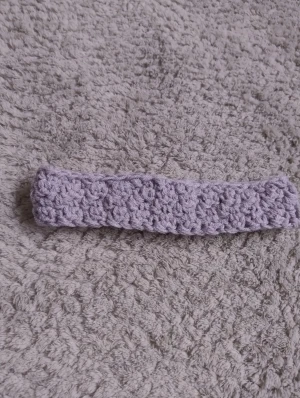 Handgjort virkat hårband i  grått - Snyggt handgjort virkat hårband i grått, perfekt för att hålla håret på plats och ge en mysig vibe. Passar dig som gillar unika accessoarer med hemmagjord känsla.