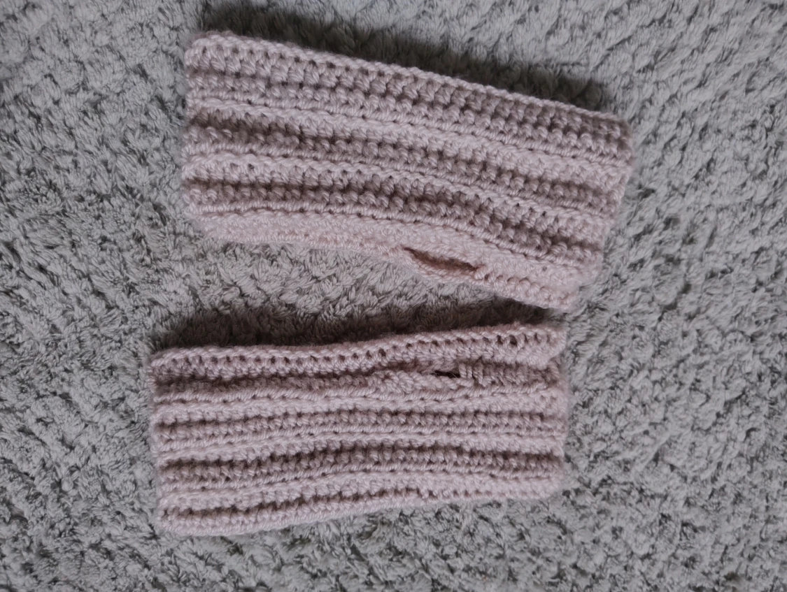 Virkade ljusbeige handledsvärmare