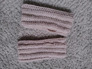 Virkade ljusbeige handledsvärmare - Säljer ett par virkade handledsvärmare i ljusbeige färg som jag gjort själv. De är virkade med ribbade ränder och har öppning för tummen, vilket gör dem perfekta för dig som vill ha fingrarna fria men ändå hålla händerna varma. Supermysiga och stilrena!