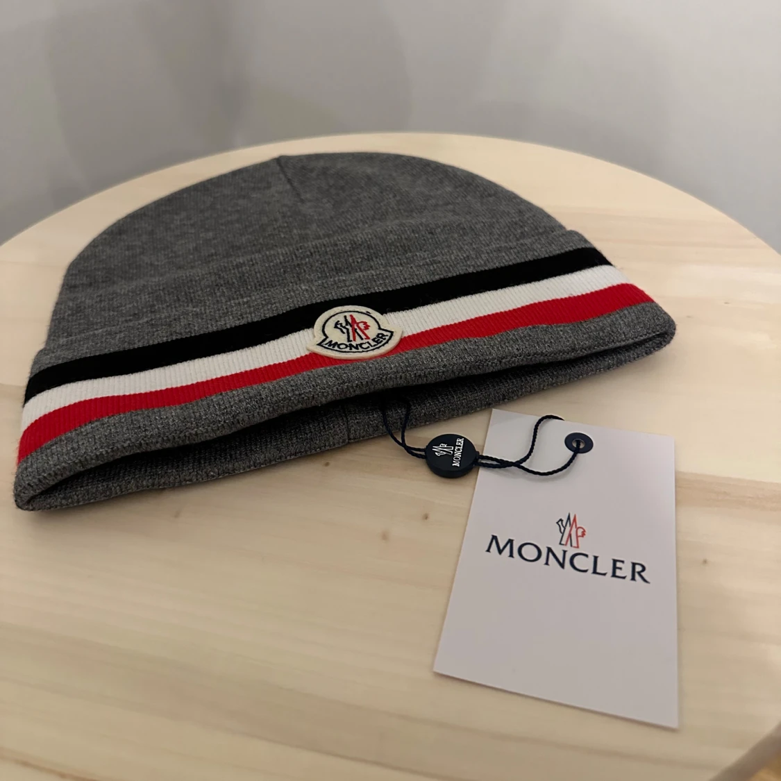 Grå Moncler mössa med ränder - 1