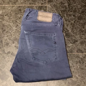  Replay Jeans - Tja! Säljer ett par feta Replay jeans i modellen anbass! W30 || L32, bara att hör av sig vid eventuella frågor!