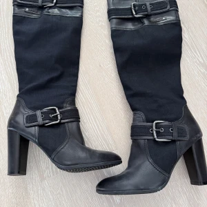 Stövlar från Replay - Snygga svarta stövletter med högt skaft från Replay. Skorna har dekorativa spännen och dragkedja på insidan för enkel påtagning. Materialmix av skinn och textil ger en cool look. 