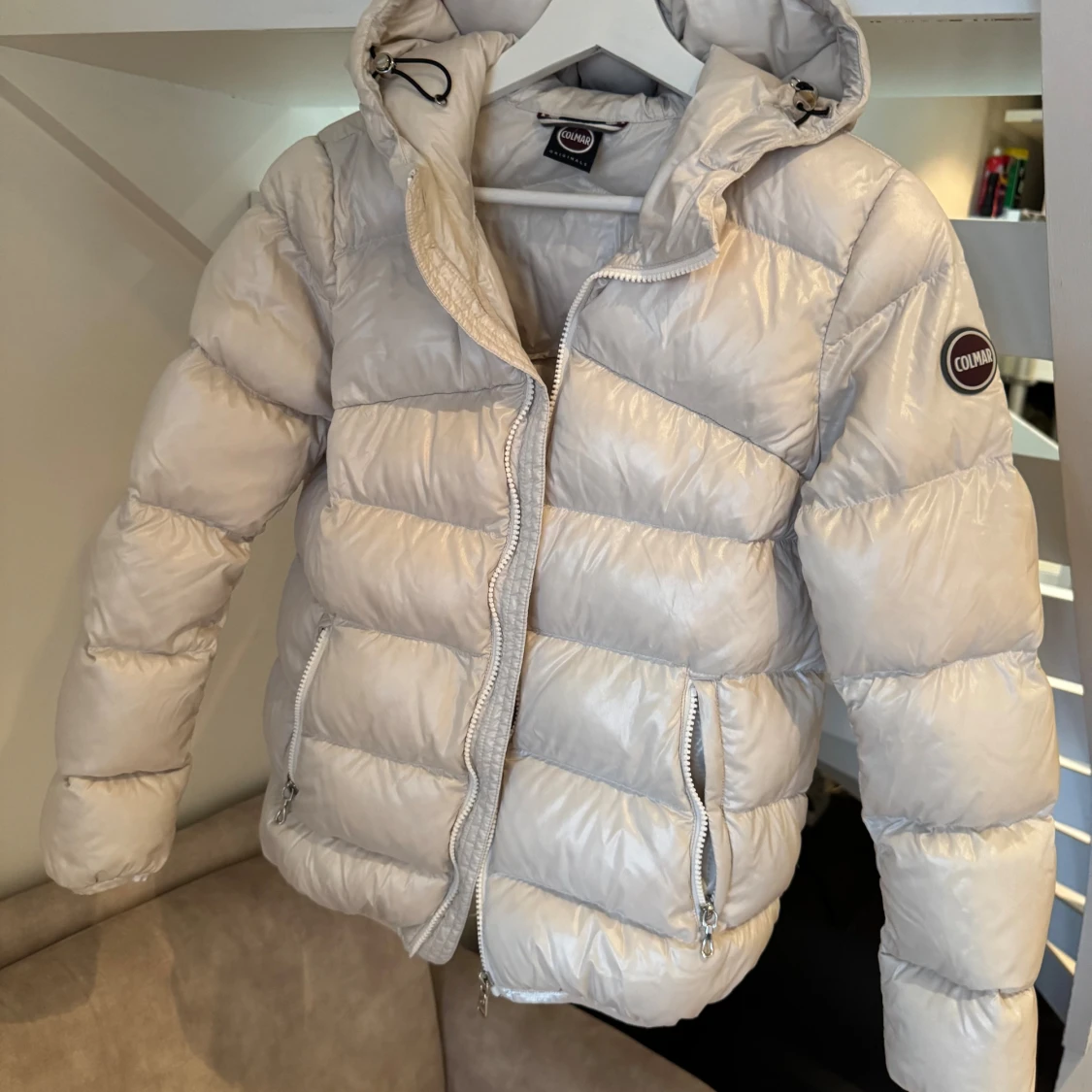 Ljusbeige Colmar pufferjacka med huva