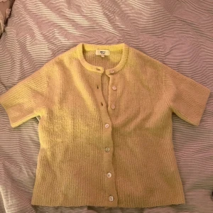 Ljusgul stickad topp - Säljer min fina ljusgula stickade topp/kofta från Gina tricot. Köpte i våran och inte särskilt använd💕💕Köpte för cirka 400kr