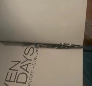 Seven Days: Monday→Sunday - En manga med snyggt tecknade karaktärer och en spännande high school-story. Perfekt för dig som gillar romantik och drama! Följ Yuzuru och Toji under en vecka fylld av känslor, utmaningar och oväntad kärlek. Passar dig som vill ha något både gulligt och tankeväckande. Original pris 190 går att läsa hela bara en bild sida bortklippt