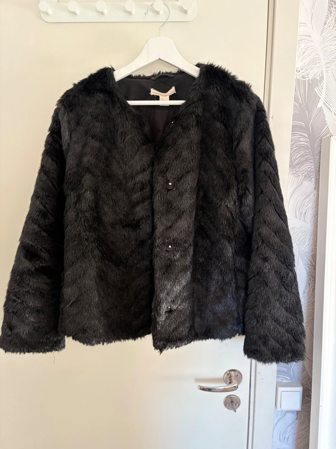 Svart pälsjacka med knappar