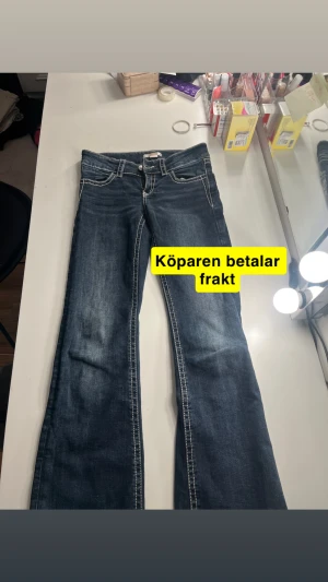 Blå bootcut jeans från Gina Tricot - Jag säljer ett par snygga jeans från Gina Tricot. De är lågmidjade. De har inga skador,de har blivit för korta för mig så nu säljer jag till nån ny hoppas de kommer till användning.