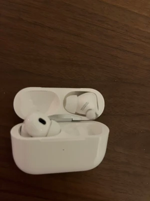 AirPods Pro (2nd generation) - Säljer ett par AirPods Pro (2nd generation) i mycket fint skick. Komplett med originalkartong, laddningskabel, extra öronkuddar och manualer. Aktiv brusreducering och trådlös laddning. Inga synliga repor eller skador, allt fungerar perfekt.