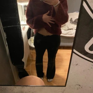 Svarta bootcut byxor Pernilla Wahlgren S - Snygga svarta bootcut kostym byxor från Pernilla Wahlgren Design i storlek S. Byxorna är inte lågmidjat. Råkade köpa dem i fel storlek och kunde inte lämna tillbaka. Andvända 1 gång. 