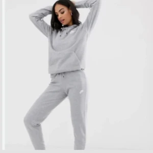 Grå mjukis sätt  från Nike - Snyggt grå mjukis sätt från Nike som är sköna att ha en chill dag säljer pågrund av avsnäser inte jätte mysiga o mjuka 