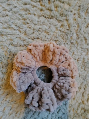 Ljusbrun fluffig virkad scrunchie  - Supergullig handgjord scrunchie som jag själv virkat. Den är virkad med ett fluffigt ljusbrunt garn runt en hårsnodd.