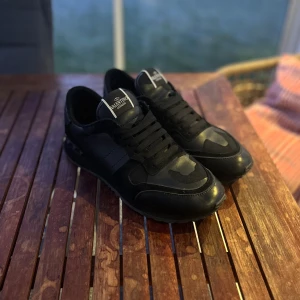 Valentino rockrunner - Säljer nu mina valentino rockrunner🔥 | Storlek: 44 | Skick: 9/10, Inga defekter förutom att lite av tyget på innersulan har börjat släppa på ena skon, syns på bild | Nypris: 8500, mitt pris: 1599  |Skriv vid minsta fundering📝 | Skickar alltid inom 24 timmar📦